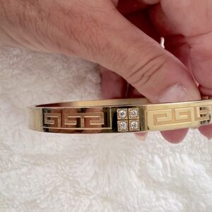 Gold (plated) Greek key oval bangle
